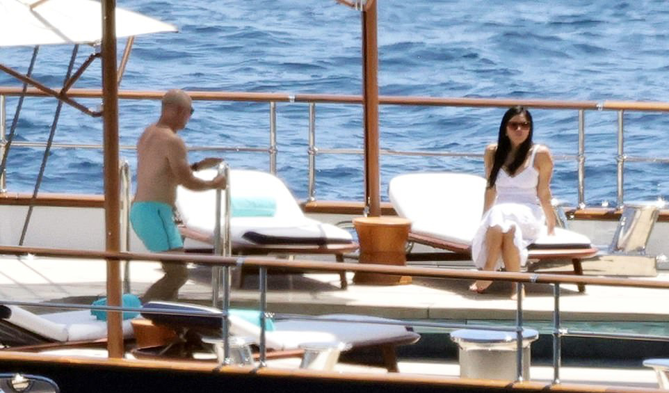 Jeff Bezos và hôn thê 'tình bể bình' trước mặt khách trên siêu du thuyền - Ảnh 13.