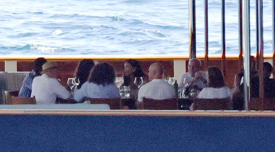 Jeff Bezos và hôn thê 'tình bể bình' trước mặt khách trên siêu du thuyền - Ảnh 8.