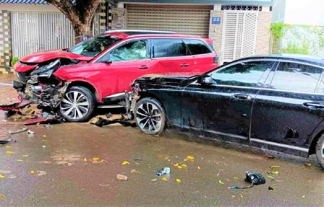Toàn cảnh vụ người đàn ông lái ô tô liên tục húc xe con trước cổng nhà vợ cũ - Ảnh 2. Toàn cảnh vụ người đàn ông lái ô tô liên tục húc xe con trước cổng nhà vợ cũ - Ảnh 2.