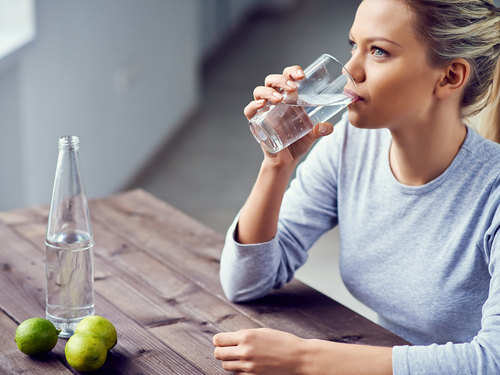 3 lưu ý quan trọng khi uống nước trong mùa hè để tốt cho sức khỏe - Ảnh 2.