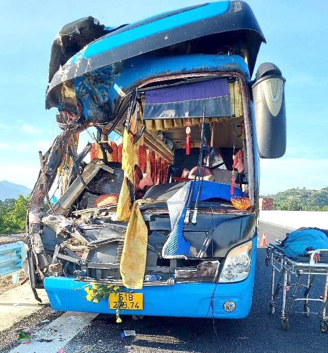 Tai nạn ô tô khách với xe tải trên cao tốc Nha Trang - Cam Lâm, 8 người thương vong - Ảnh 1.