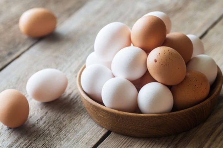 Trứng gà vỏ trắng và vỏ nâu, loại nào bổ dưỡng hơn? - Ảnh 1.