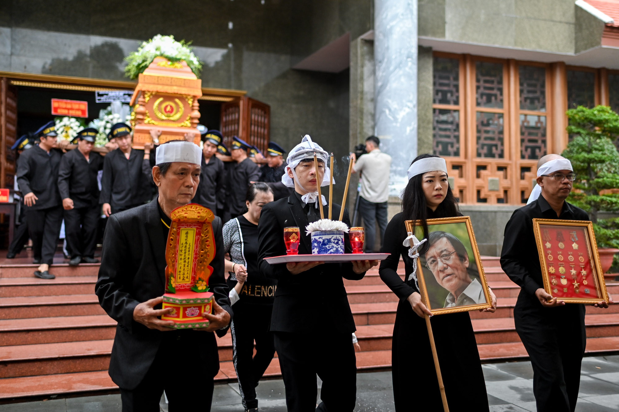 Vợ nhạc sĩ T&ocirc;n Thất Lập bật kh&oacute;c trước ph&uacute;t chia ly từ biệt chồng - Ảnh 11.