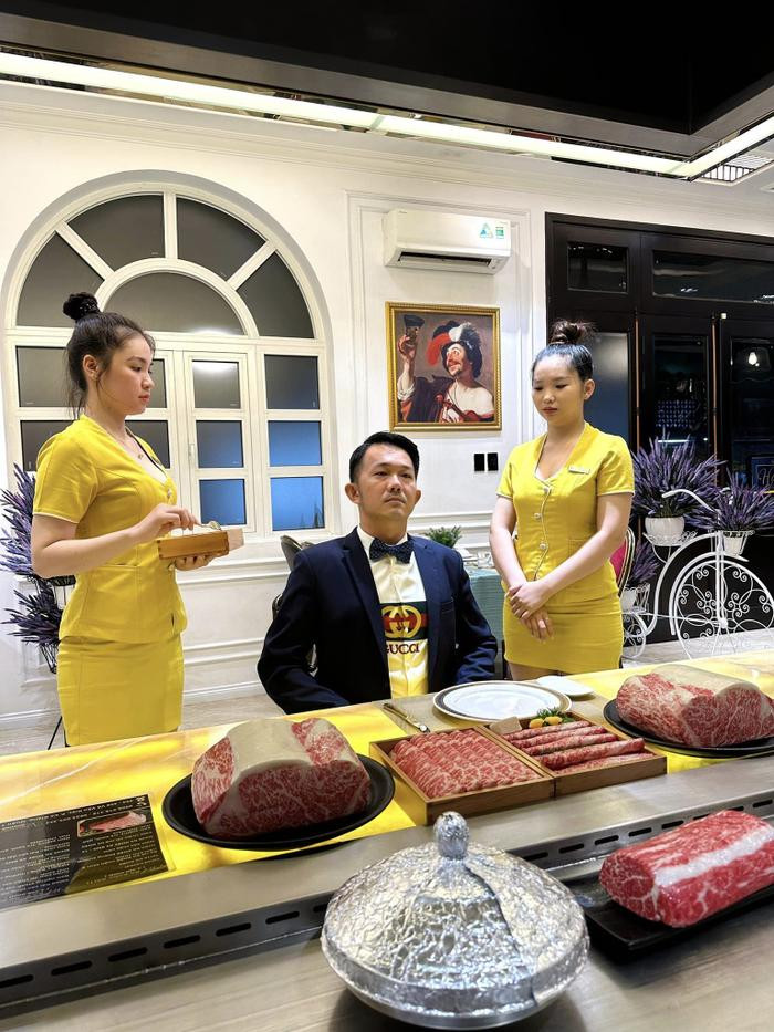 Nh&agrave; h&agrave;ng ở TPHCM nhận 'gạch đ&aacute;' v&igrave; phục vụ đ&uacute;t thức ăn, lau miệng cho kh&aacute;ch - Ảnh 2.