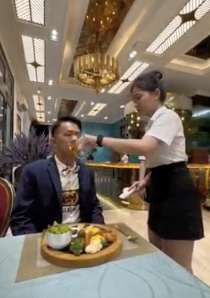 Nh&agrave; h&agrave;ng ở TPHCM nhận 'gạch đ&aacute;' v&igrave; phục vụ đ&uacute;t thức ăn, lau miệng cho kh&aacute;ch - Ảnh 3.