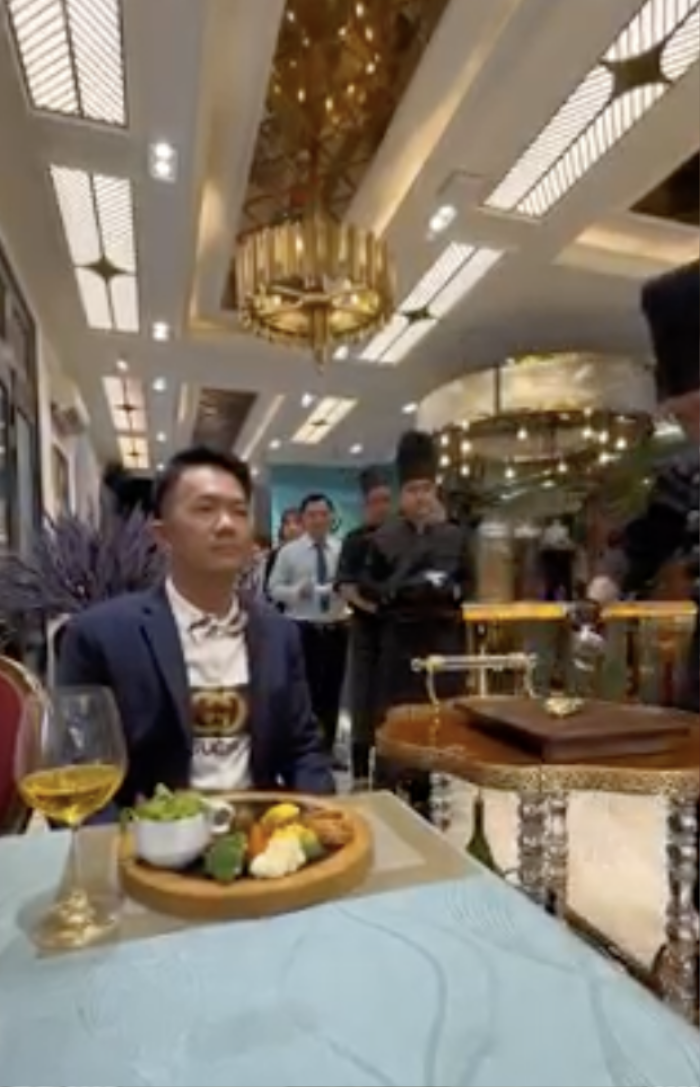 Nh&agrave; h&agrave;ng ở TPHCM nhận 'gạch đ&aacute;' v&igrave; phục vụ đ&uacute;t thức ăn, lau miệng cho kh&aacute;ch - Ảnh 1.