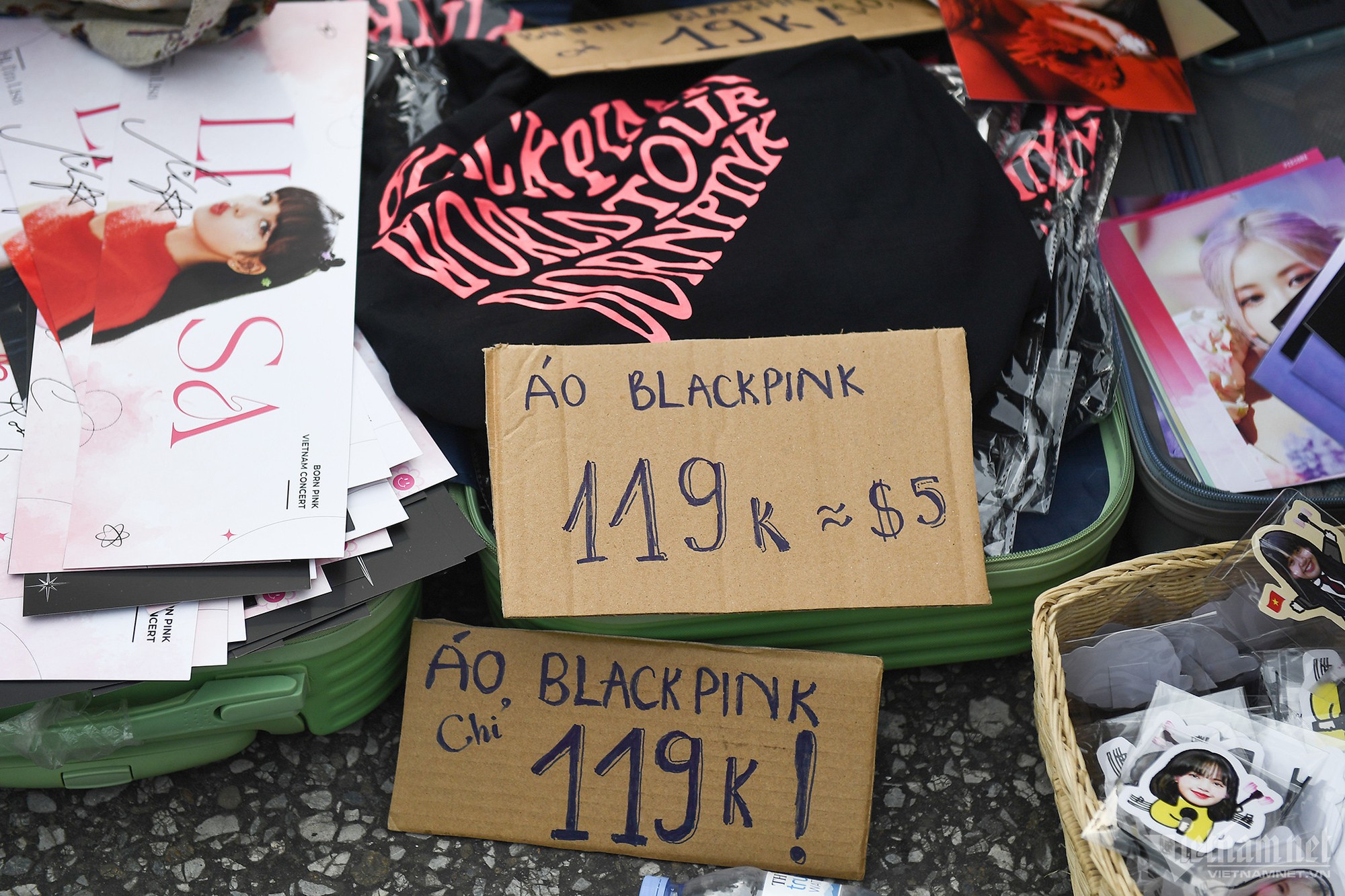 Quảng trường Mỹ Đình thành chợ bán đồ chơi BlackPink - Ảnh 12.