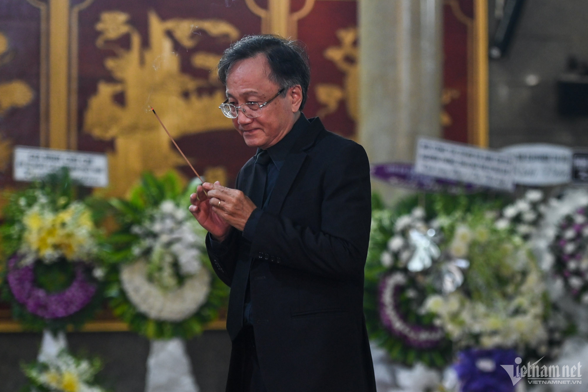 Vợ nhạc sĩ T&ocirc;n Thất Lập bật kh&oacute;c trước ph&uacute;t chia ly từ biệt chồng - Ảnh 3.