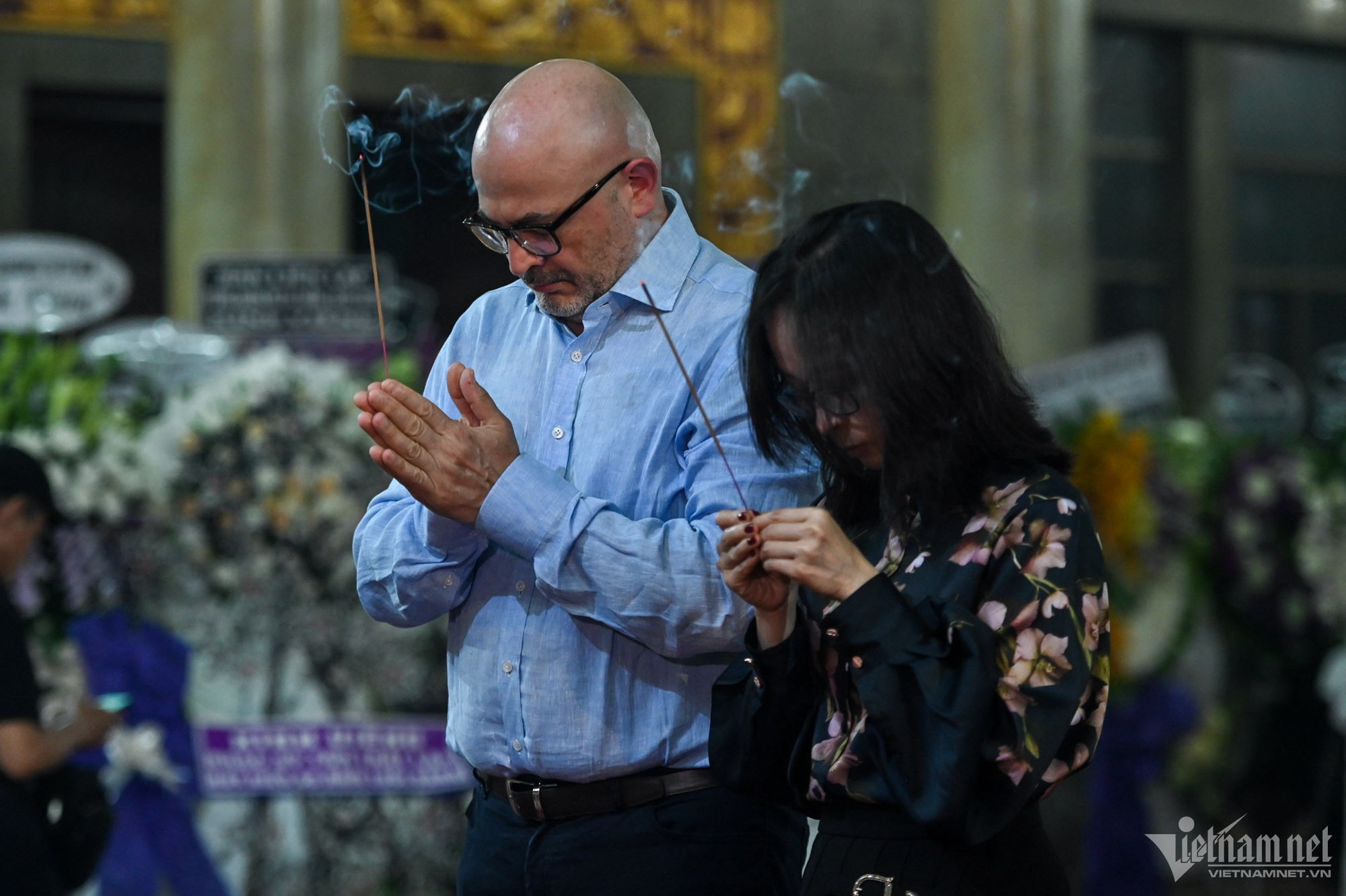 Vợ nhạc sĩ T&ocirc;n Thất Lập bật kh&oacute;c trước ph&uacute;t chia ly từ biệt chồng - Ảnh 2.