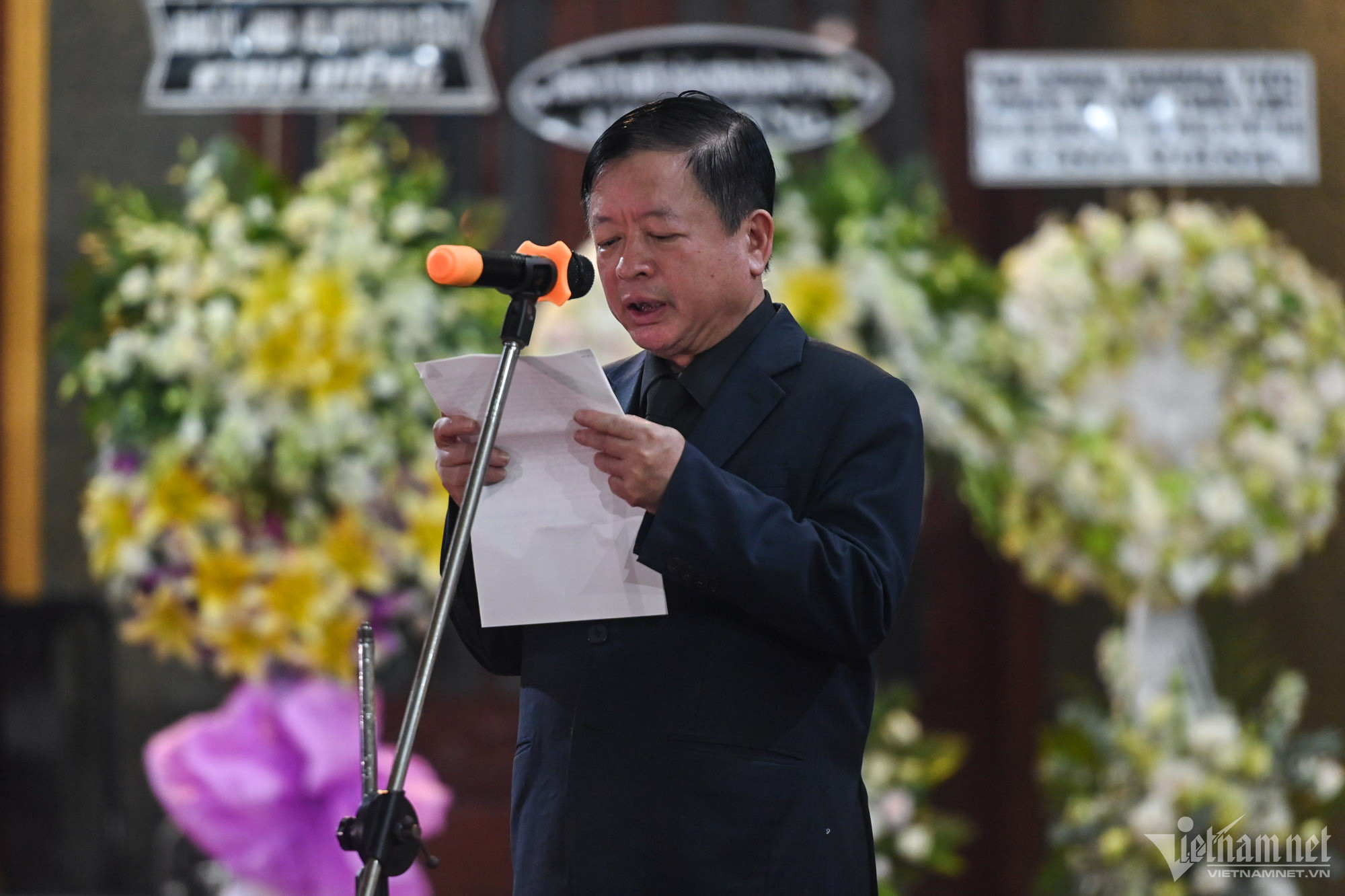 Vợ nhạc sĩ T&ocirc;n Thất Lập bật kh&oacute;c trước ph&uacute;t chia ly từ biệt chồng - Ảnh 8.