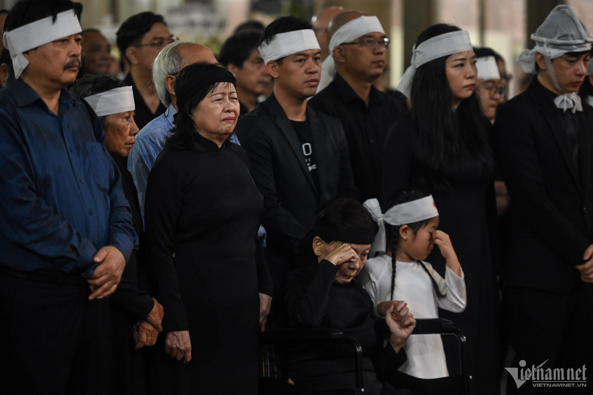 Vợ nhạc sĩ T&ocirc;n Thất Lập bật kh&oacute;c trước ph&uacute;t chia ly từ biệt chồng - Ảnh 6.