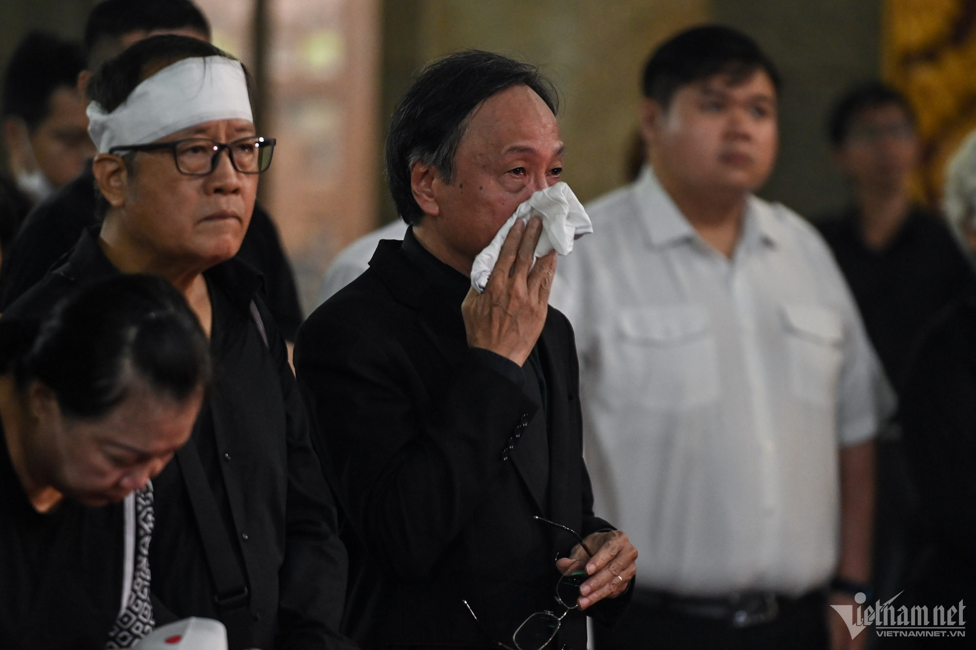 Vợ nhạc sĩ T&ocirc;n Thất Lập bật kh&oacute;c trước ph&uacute;t chia ly từ biệt chồng - Ảnh 7.