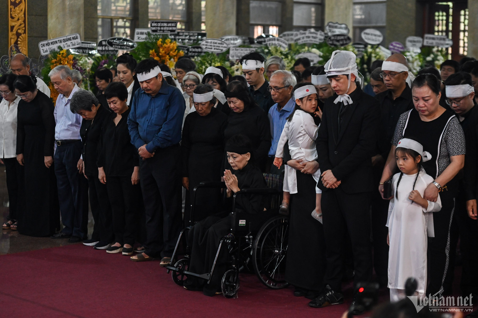 Vợ nhạc sĩ T&ocirc;n Thất Lập bật kh&oacute;c trước ph&uacute;t chia ly từ biệt chồng - Ảnh 9.