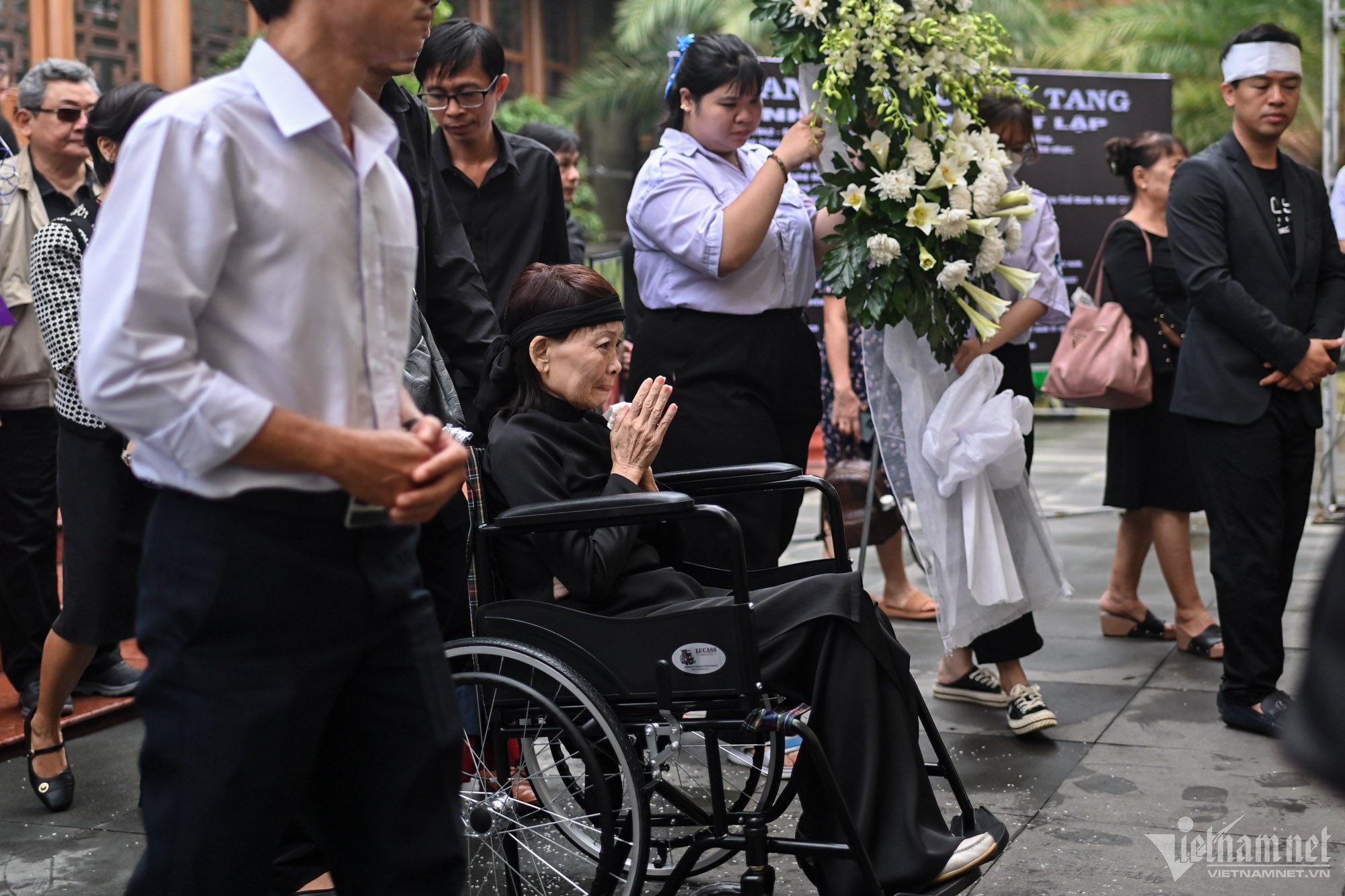 Vợ nhạc sĩ T&ocirc;n Thất Lập bật kh&oacute;c trước ph&uacute;t chia ly từ biệt chồng - Ảnh 10.