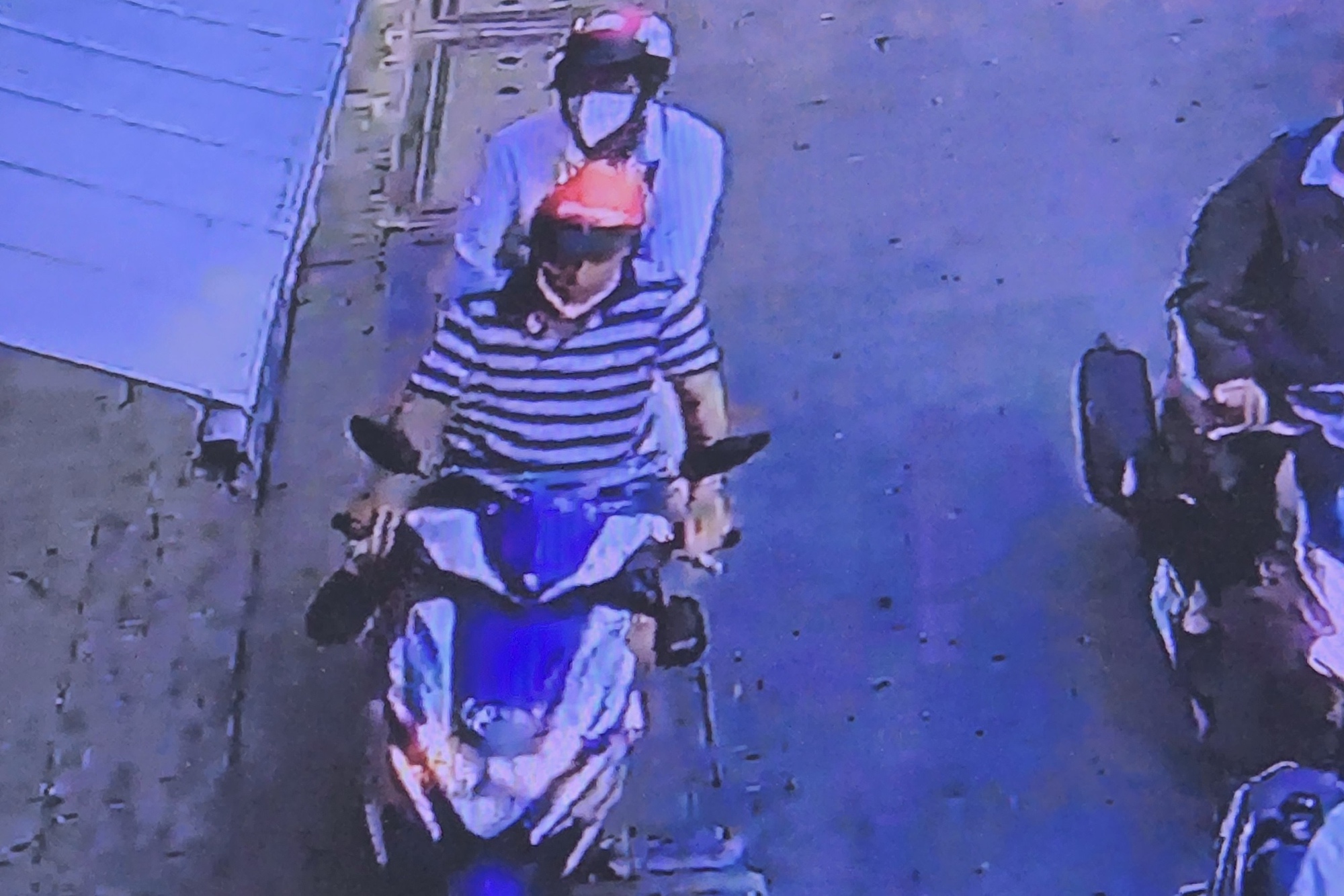 Clip người đàn ông đi xe ôm tới nhiều chung cư ở Thủ Đức để trộm xe máy - Ảnh 1.