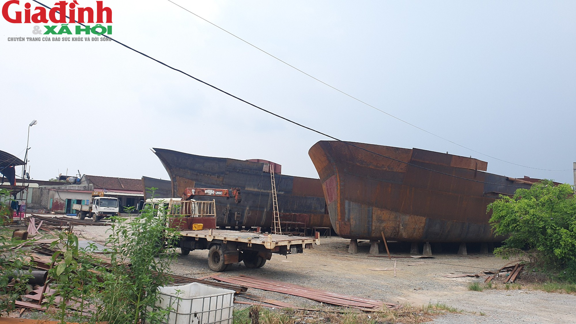 Những điều thú vị bên trong xưởng đóng tàu lớn nhất bên bờ sông Ninh Cơ ở Nam Định - Ảnh 2.