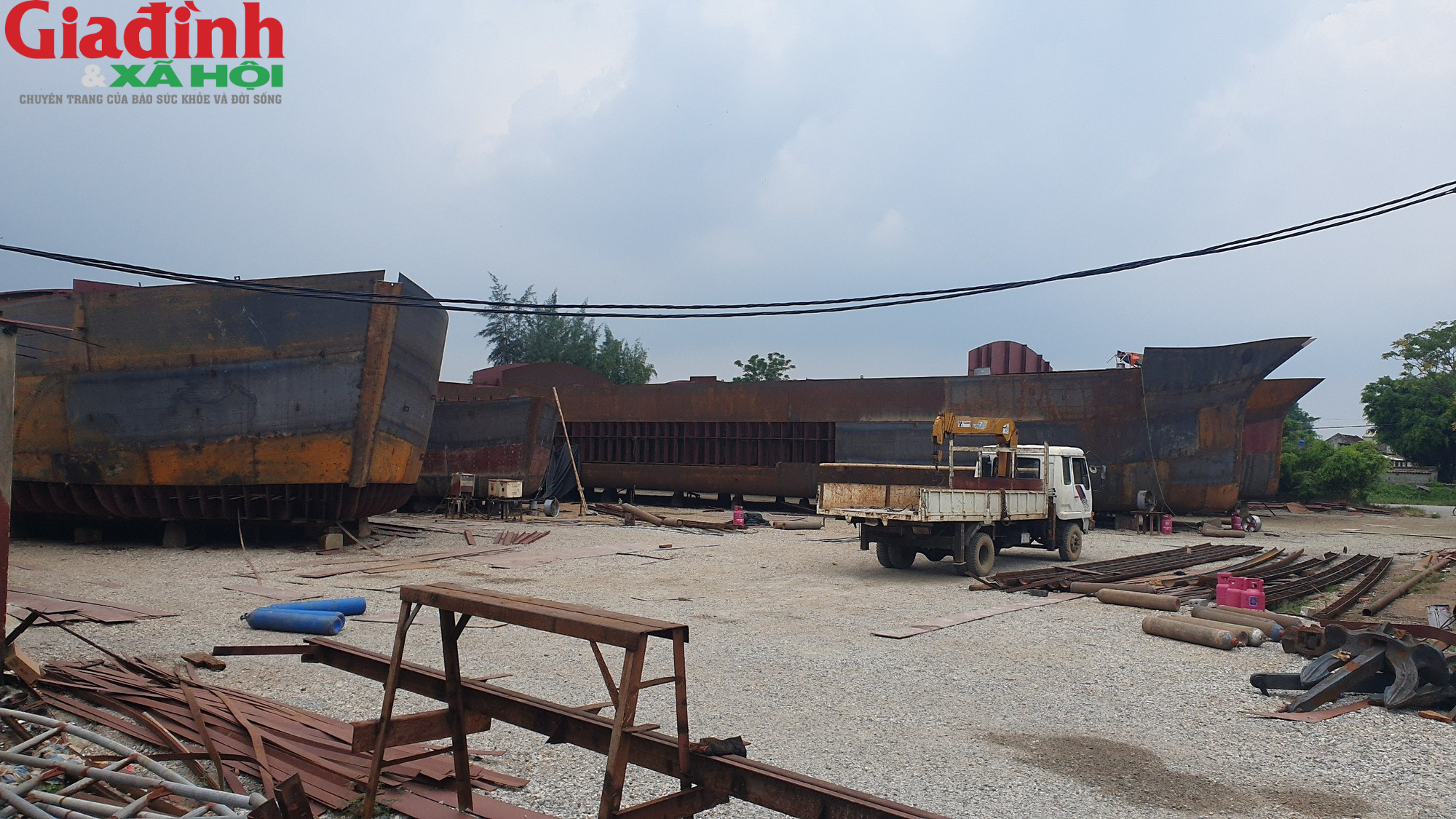 Những điều thú vị bên trong xưởng đóng tàu lớn nhất bên bờ sông Ninh Cơ ở Nam Định - Ảnh 4.