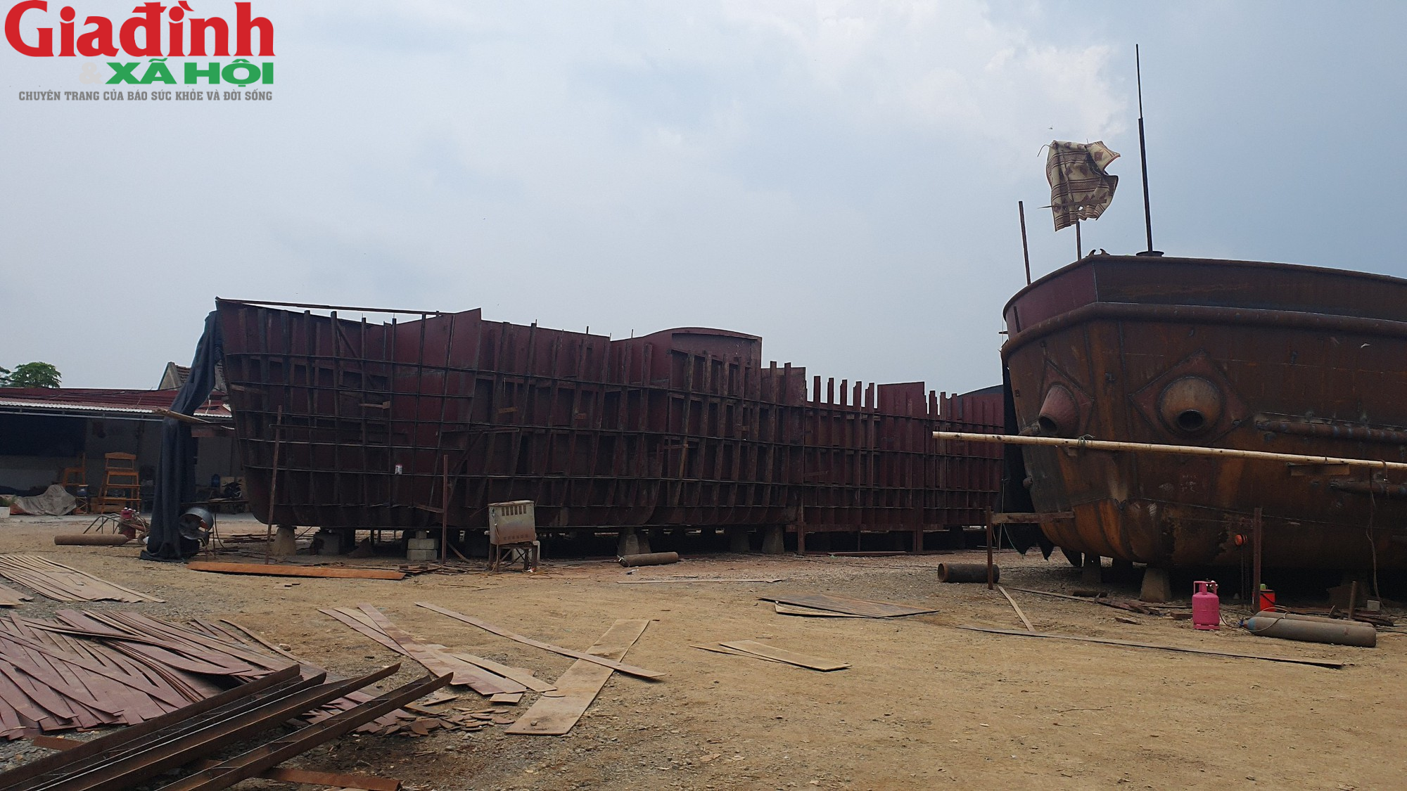 Những điều thú vị bên trong xưởng đóng tàu lớn nhất bên bờ sông Ninh Cơ ở Nam Định - Ảnh 5.