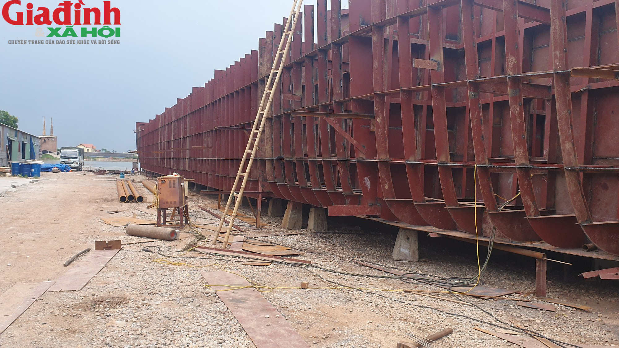 Những điều thú vị bên trong xưởng đóng tàu lớn nhất bên bờ sông Ninh Cơ ở Nam Định - Ảnh 6.