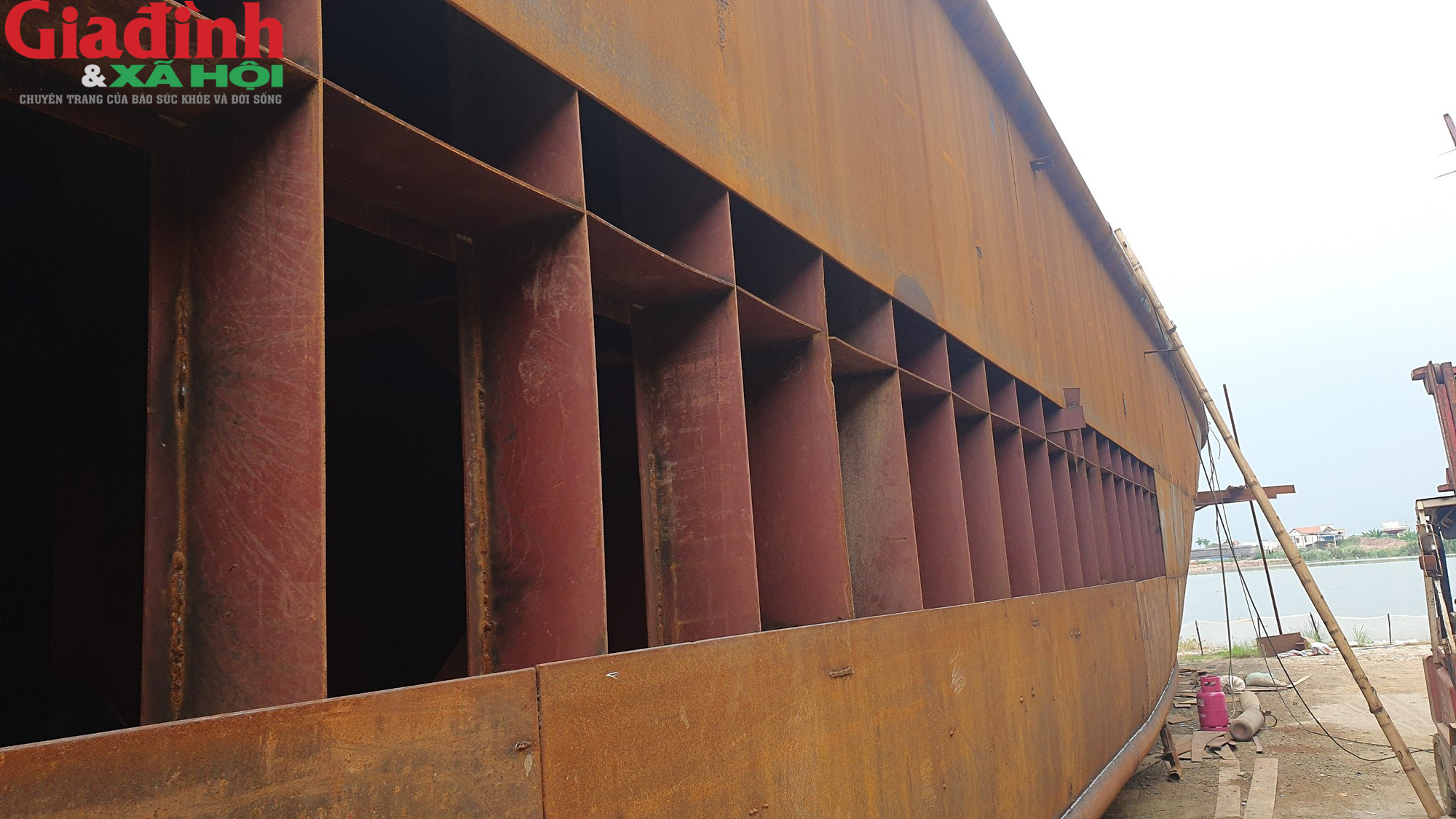 Những điều thú vị bên trong xưởng đóng tàu lớn nhất bên bờ sông Ninh Cơ ở Nam Định - Ảnh 7.