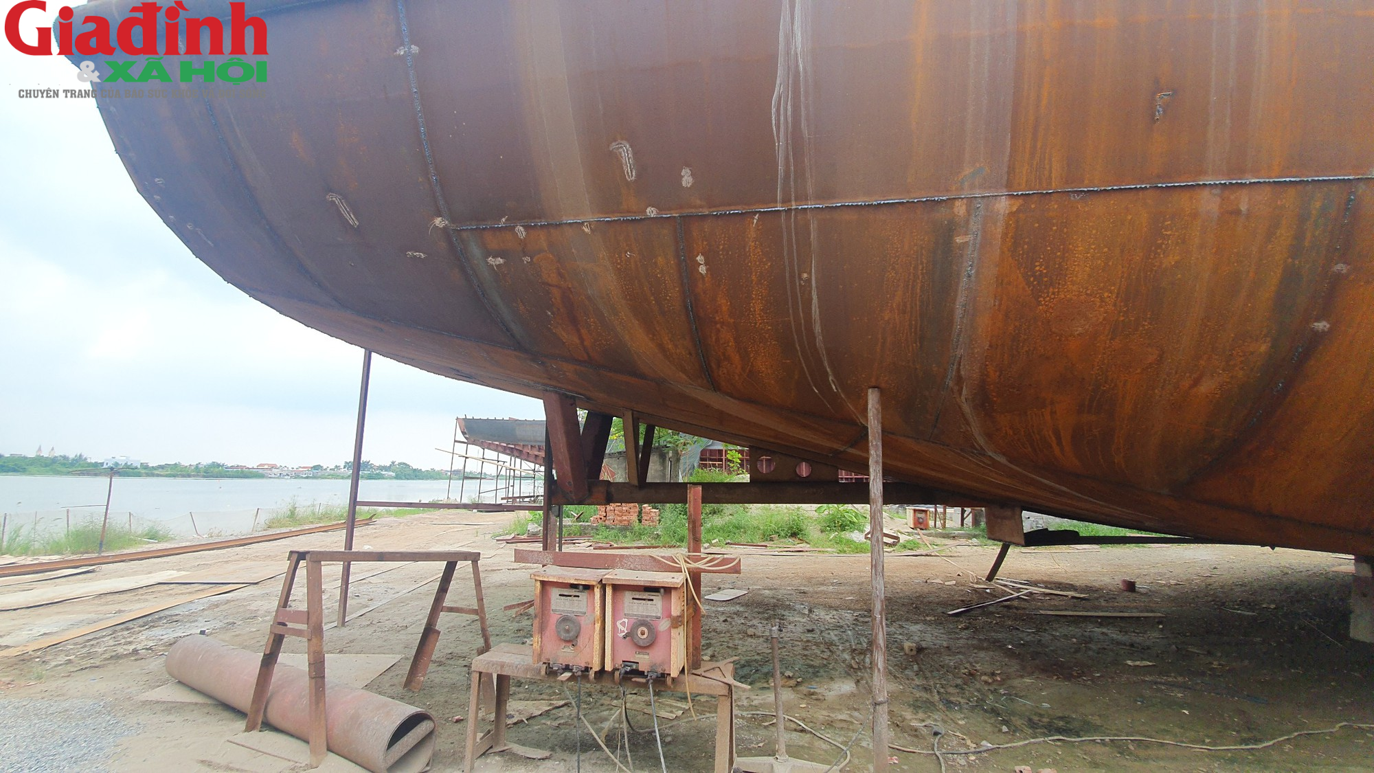 Những điều thú vị bên trong xưởng đóng tàu lớn nhất bên bờ sông Ninh Cơ ở Nam Định - Ảnh 15.