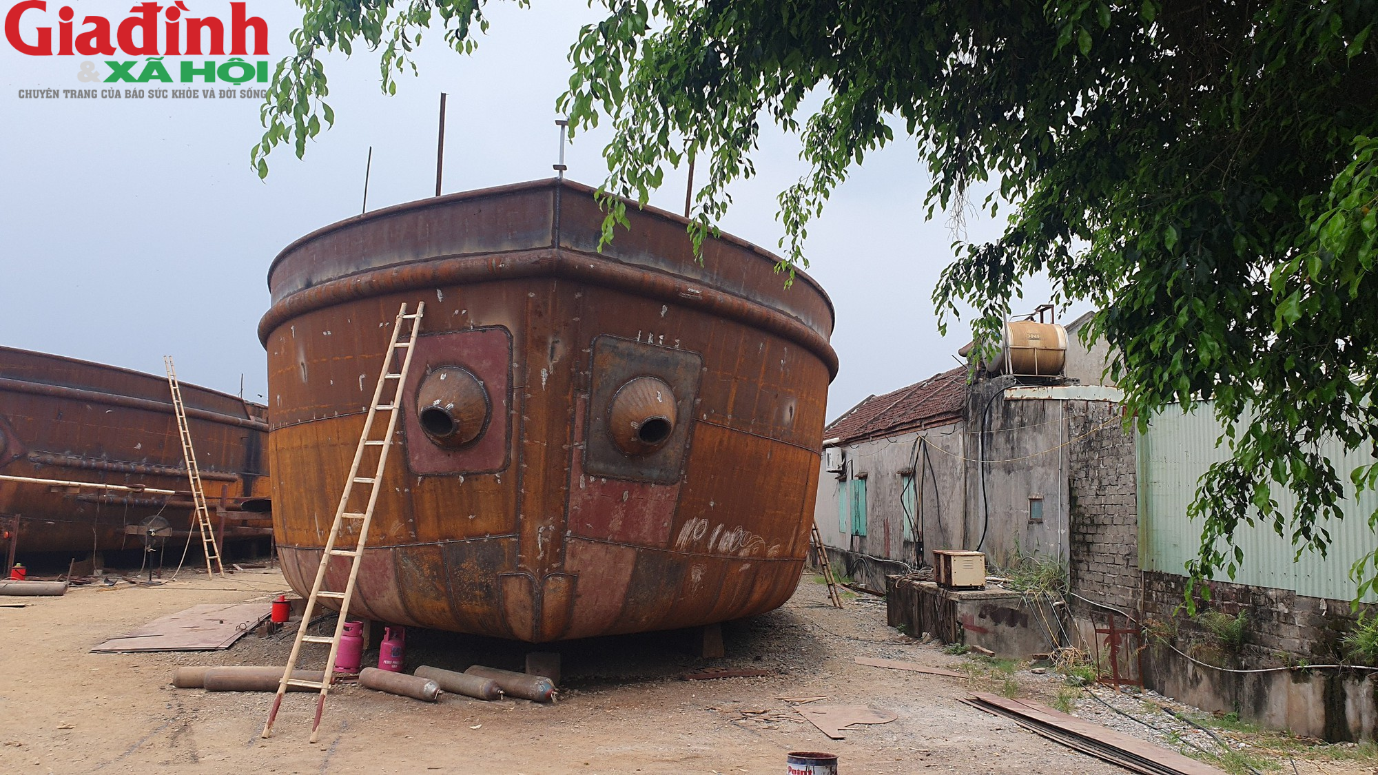 Những điều thú vị bên trong xưởng đóng tàu lớn nhất bên bờ sông Ninh Cơ ở Nam Định - Ảnh 16.