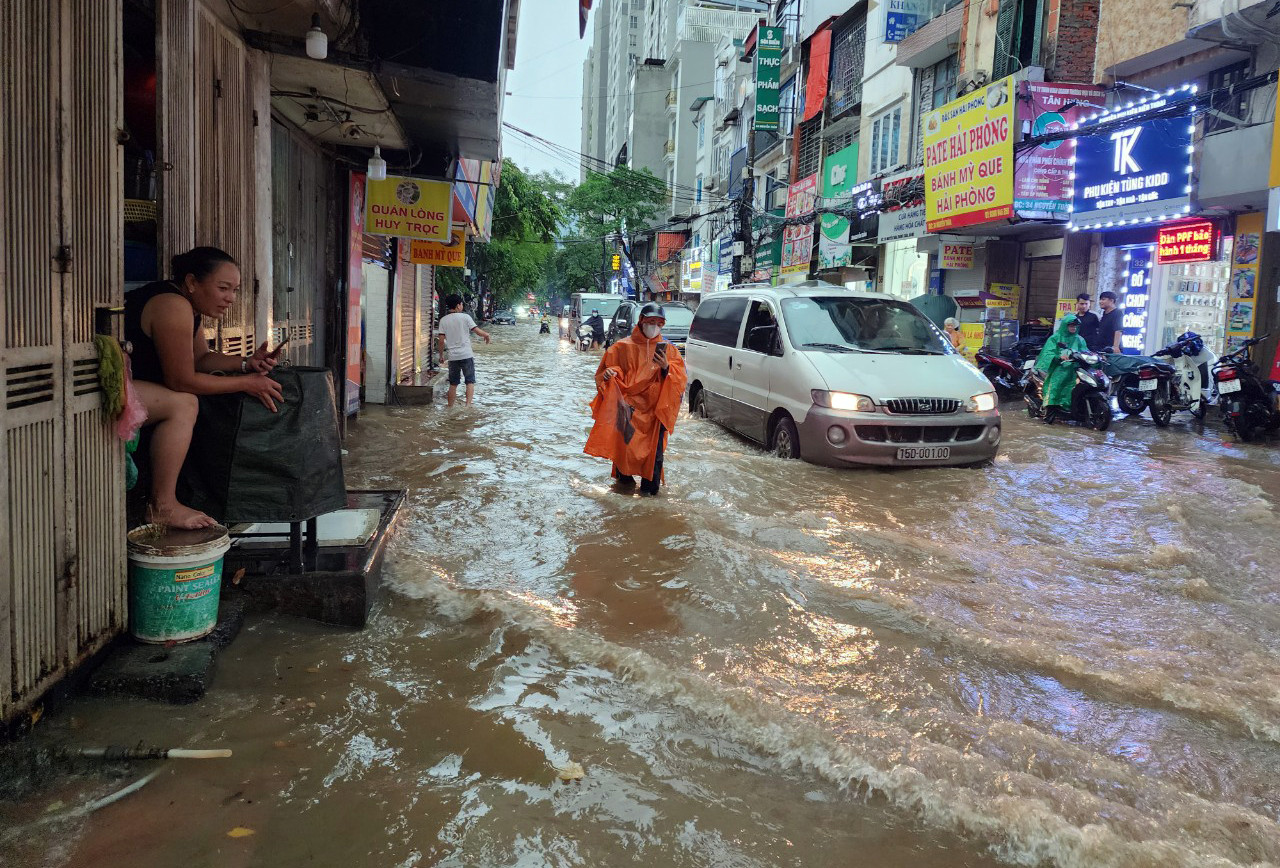 Hà Nội mưa lớn, người đi xe máy chới với giữa dòng nước ngập - Ảnh 14.