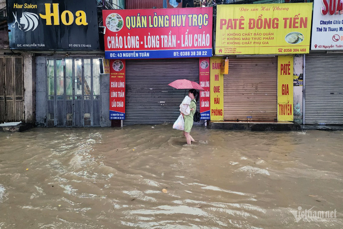 Hà Nội mưa lớn, người đi xe máy chới với giữa dòng nước ngập - Ảnh 15.