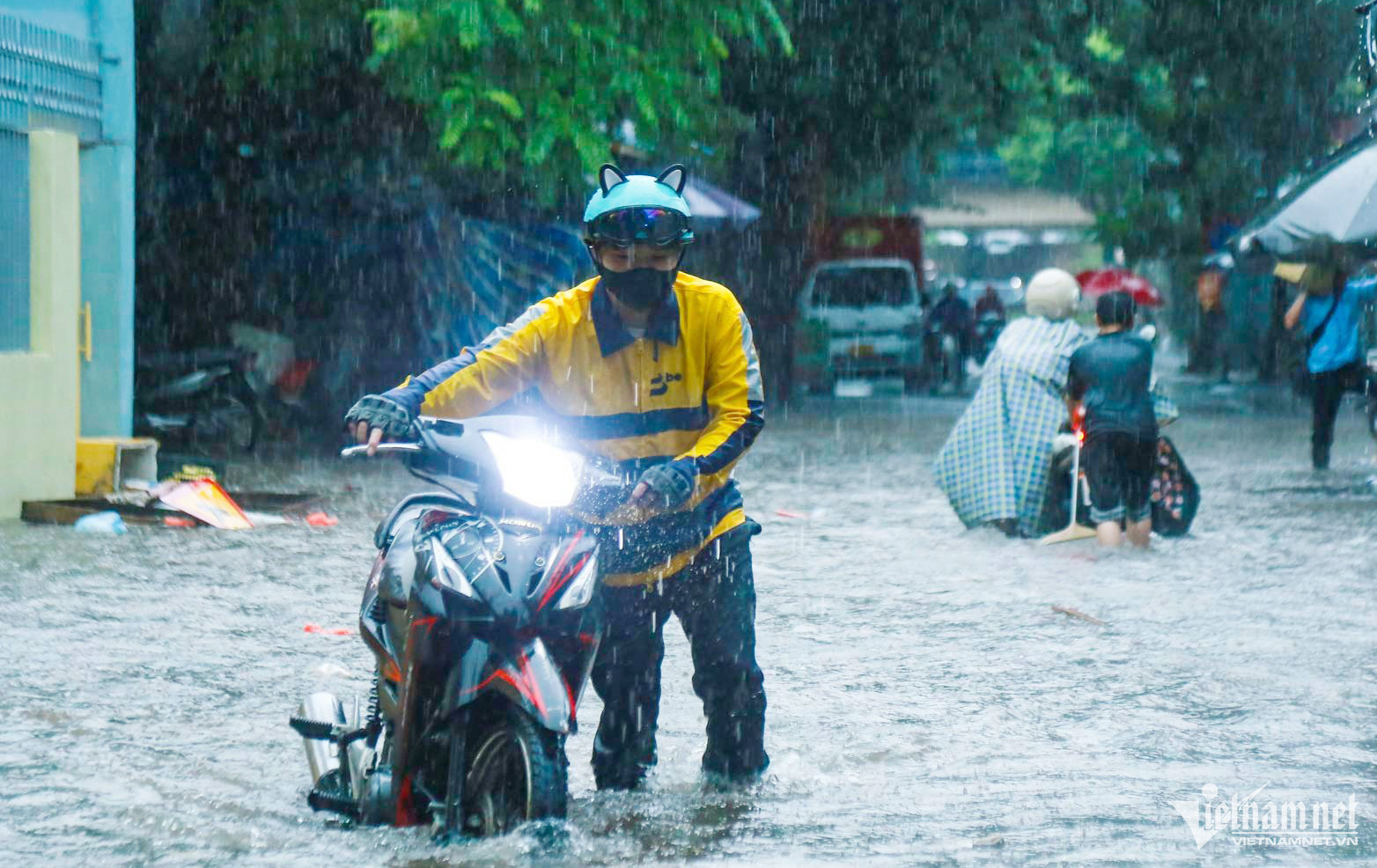 Hà Nội mưa lớn, người đi xe máy chới với giữa dòng nước ngập - Ảnh 17.