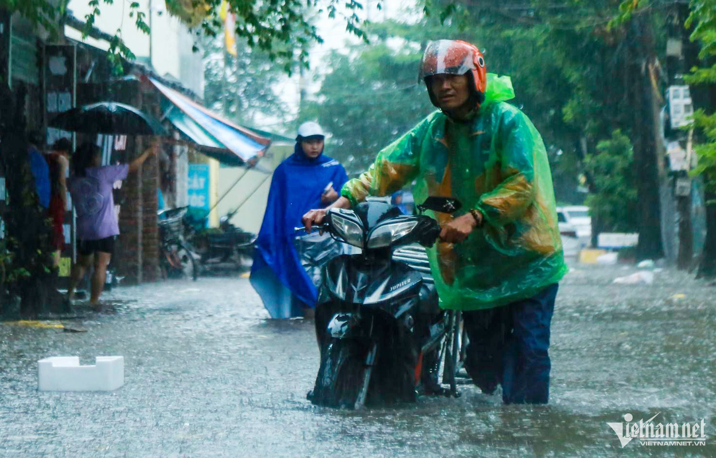 Hà Nội mưa lớn, người đi xe máy chới với giữa dòng nước ngập - Ảnh 16.