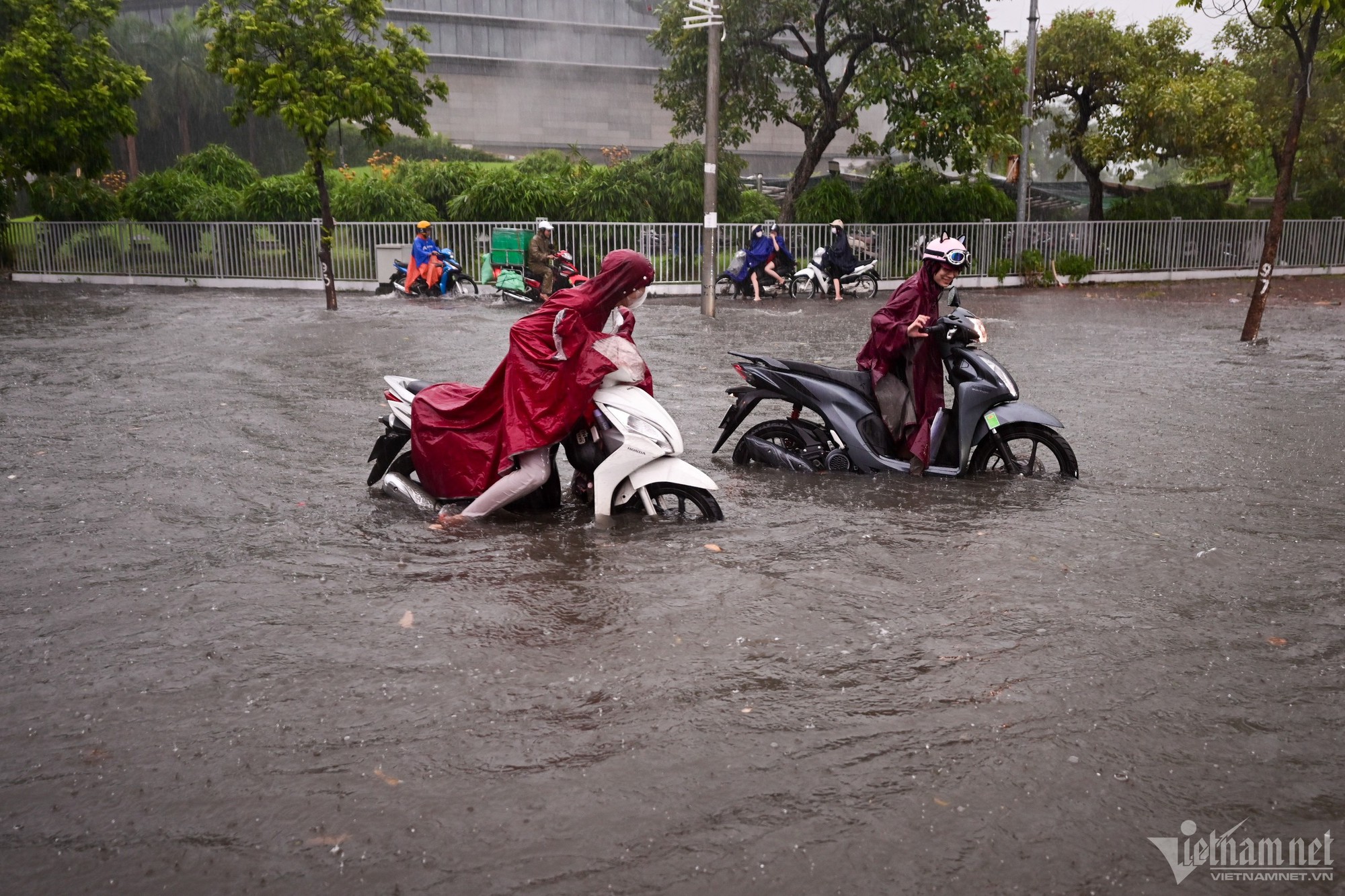 Hà Nội mưa lớn, người đi xe máy chới với giữa dòng nước ngập - Ảnh 5.