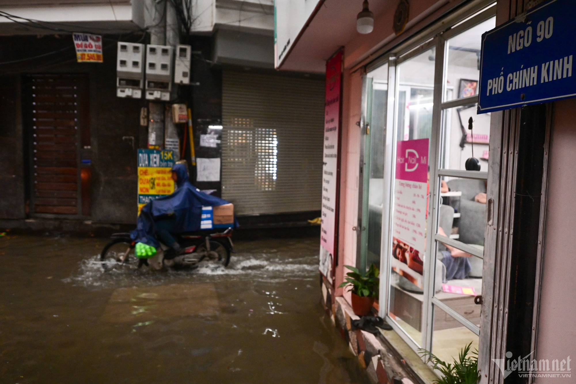 Hà Nội mưa lớn, người đi xe máy chới với giữa dòng nước ngập - Ảnh 7.