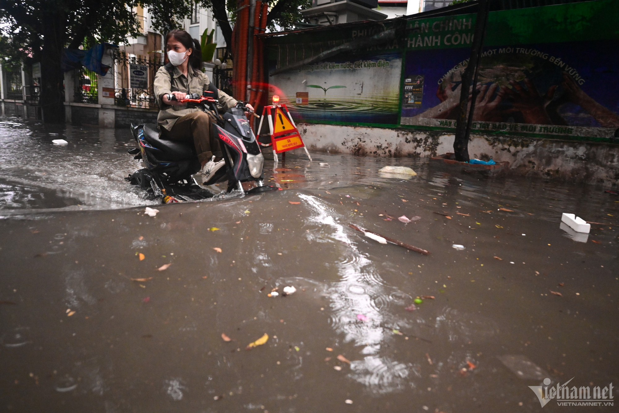 Hà Nội mưa lớn, người đi xe máy chới với giữa dòng nước ngập - Ảnh 6.