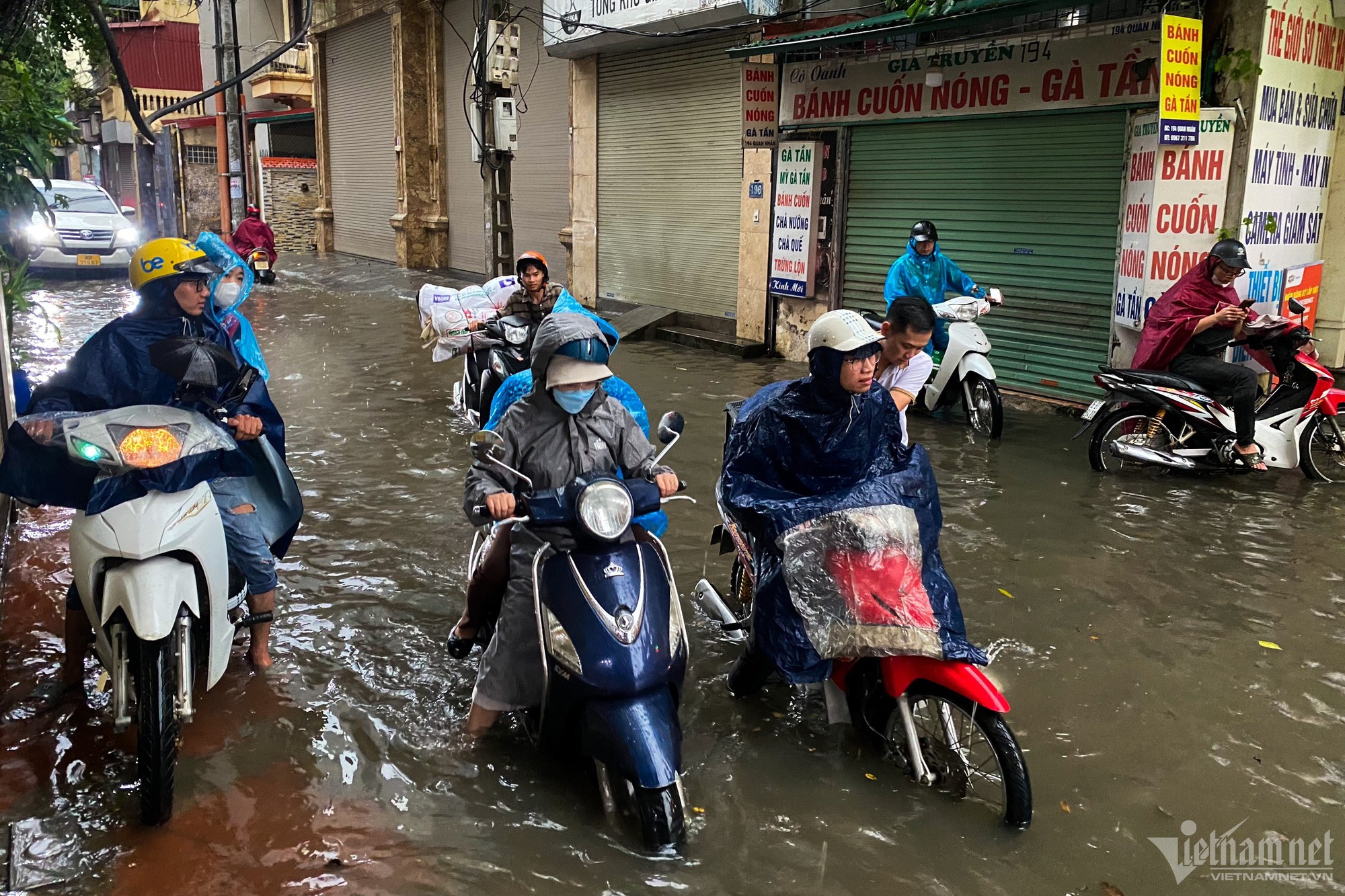 Hà Nội mưa lớn, người đi xe máy chới với giữa dòng nước ngập - Ảnh 11.