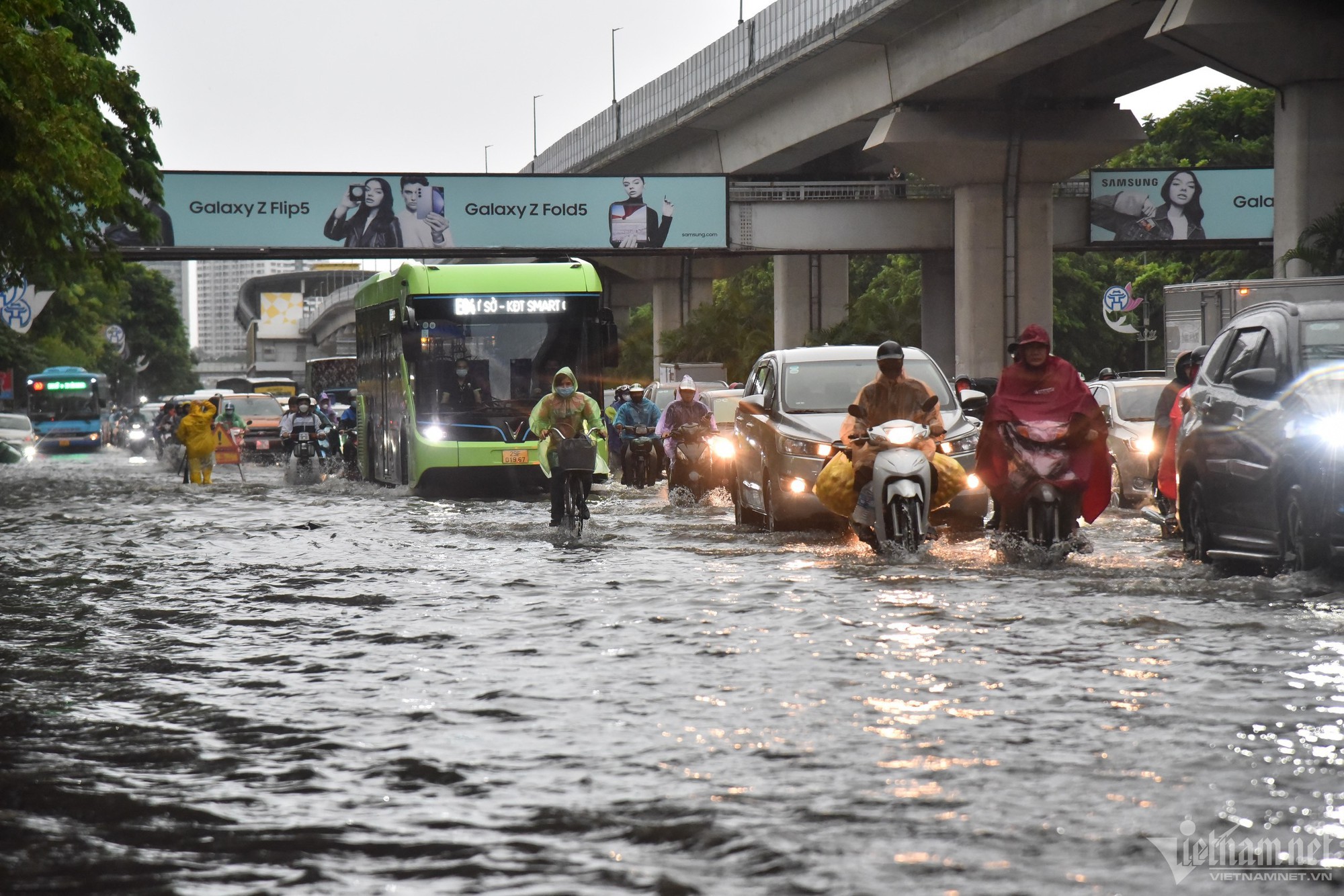 Hà Nội mưa lớn, người đi xe máy chới với giữa dòng nước ngập - Ảnh 13.