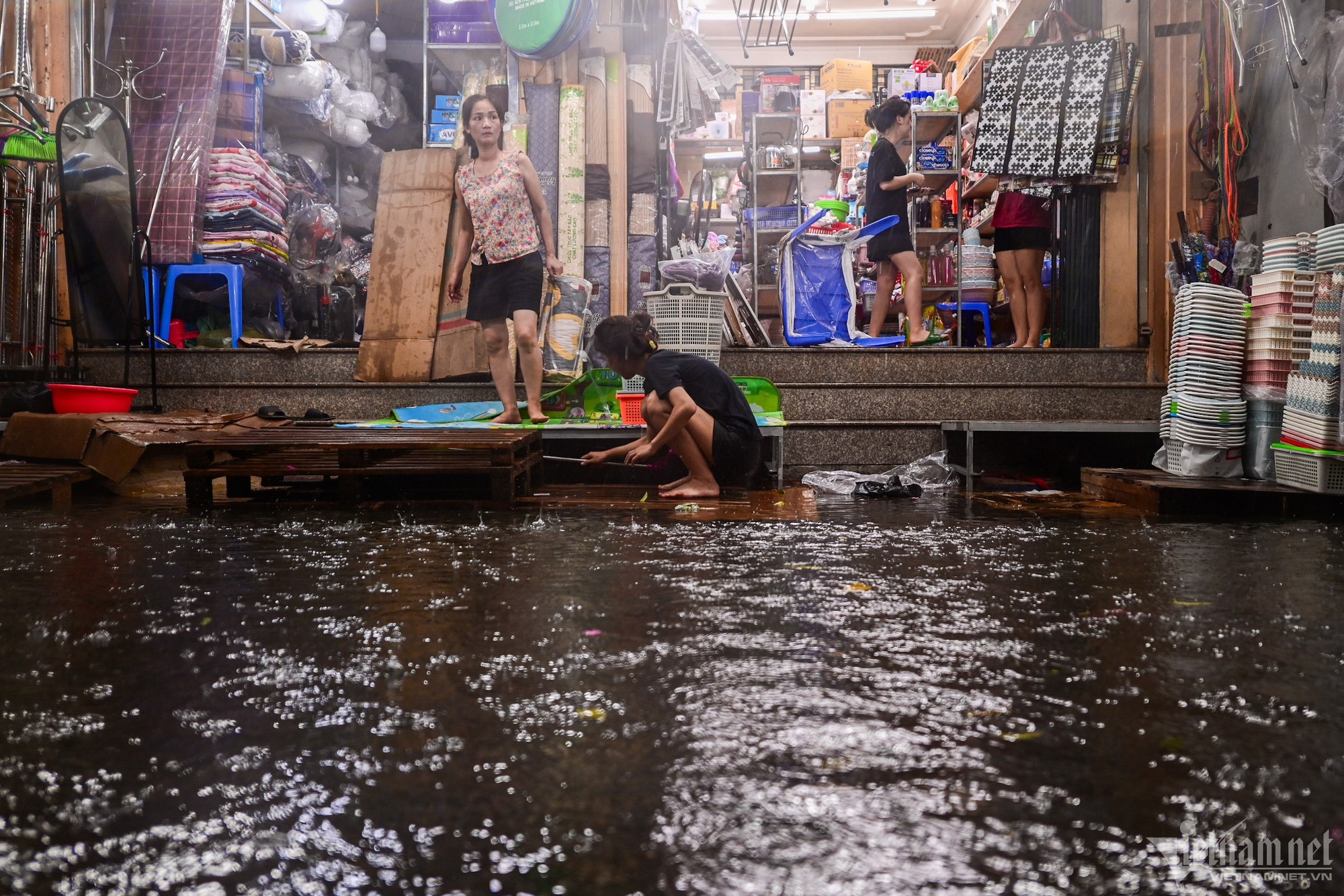 Hà Nội mưa lớn, người đi xe máy chới với giữa dòng nước ngập - Ảnh 18.