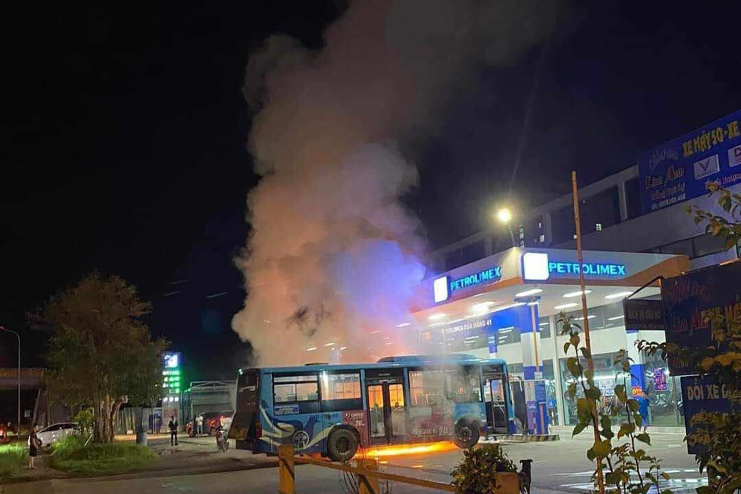 Xe buýt bùng cháy ngay trong cây xăng ở Hà Nội - Ảnh 1.