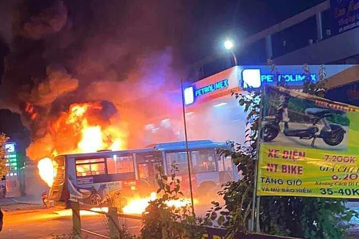 Xe buýt bùng cháy ngay trong cây xăng ở Hà Nội - Ảnh 2.