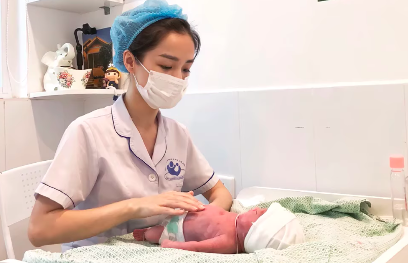 Hành trình kỳ diệu của em bé chào đời nặng 400g, lọt thỏm trong bàn tay bác sĩ - Ảnh 1.