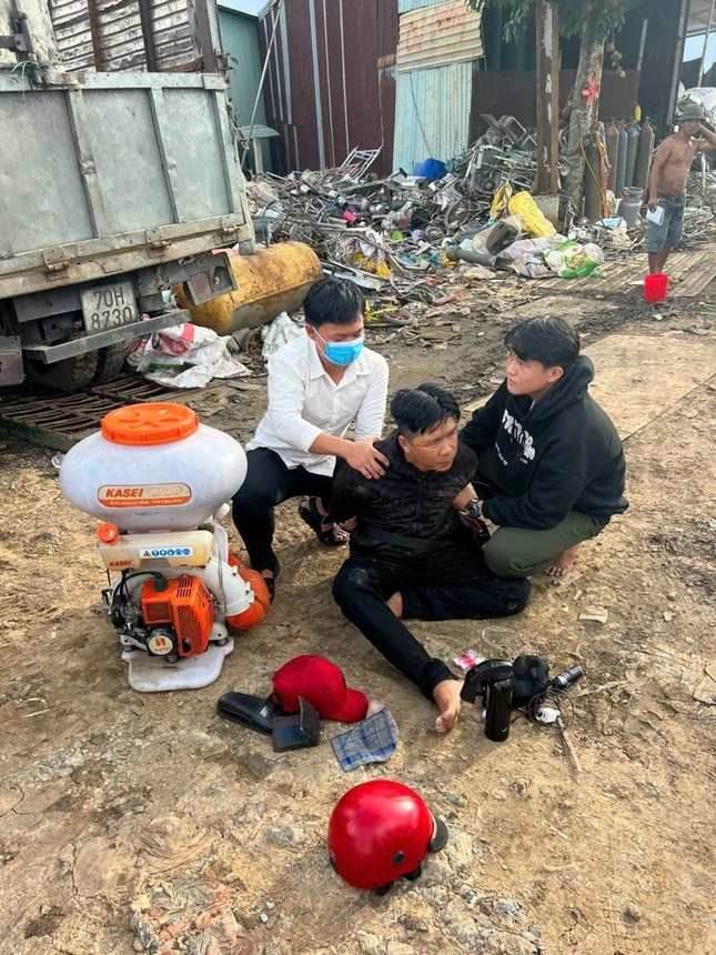 Hai chiến sĩ nghĩa vụ công an bắt trộm trên đường đi thi về - Ảnh 1. Hai chiến sĩ nghĩa vụ công an bắt trộm trên đường đi thi về - Ảnh 1.