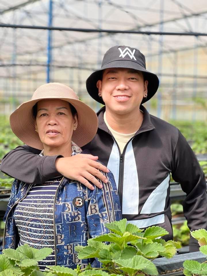 Hiện tại viên mãn của diễn viên từng phải bán giấy dò vé số, có mẹ làm công nhân quét đường - Ảnh 2. Hiện tại viên mãn của diễn viên từng phải bán giấy dò vé số, có mẹ làm công nhân quét đường - Ảnh 2.