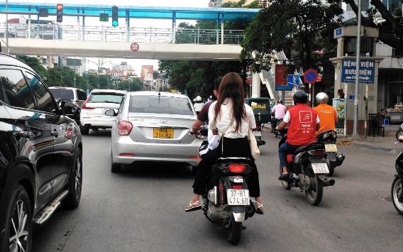 Hà Nội: Người dân "quên" đội mũ bảo hiểm khi lái xe máy, xe đạp điện