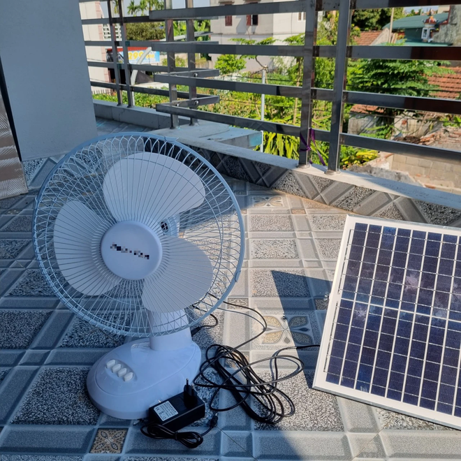 Mua quạt năng lượng mặt trời tiết kiệm điện, người dùng tá hỏa bởi sự cố bất ngờ - Ảnh 1. Mua quạt năng lượng mặt trời tiết kiệm điện, người dùng tá hỏa bởi sự cố bất ngờ - Ảnh 1.