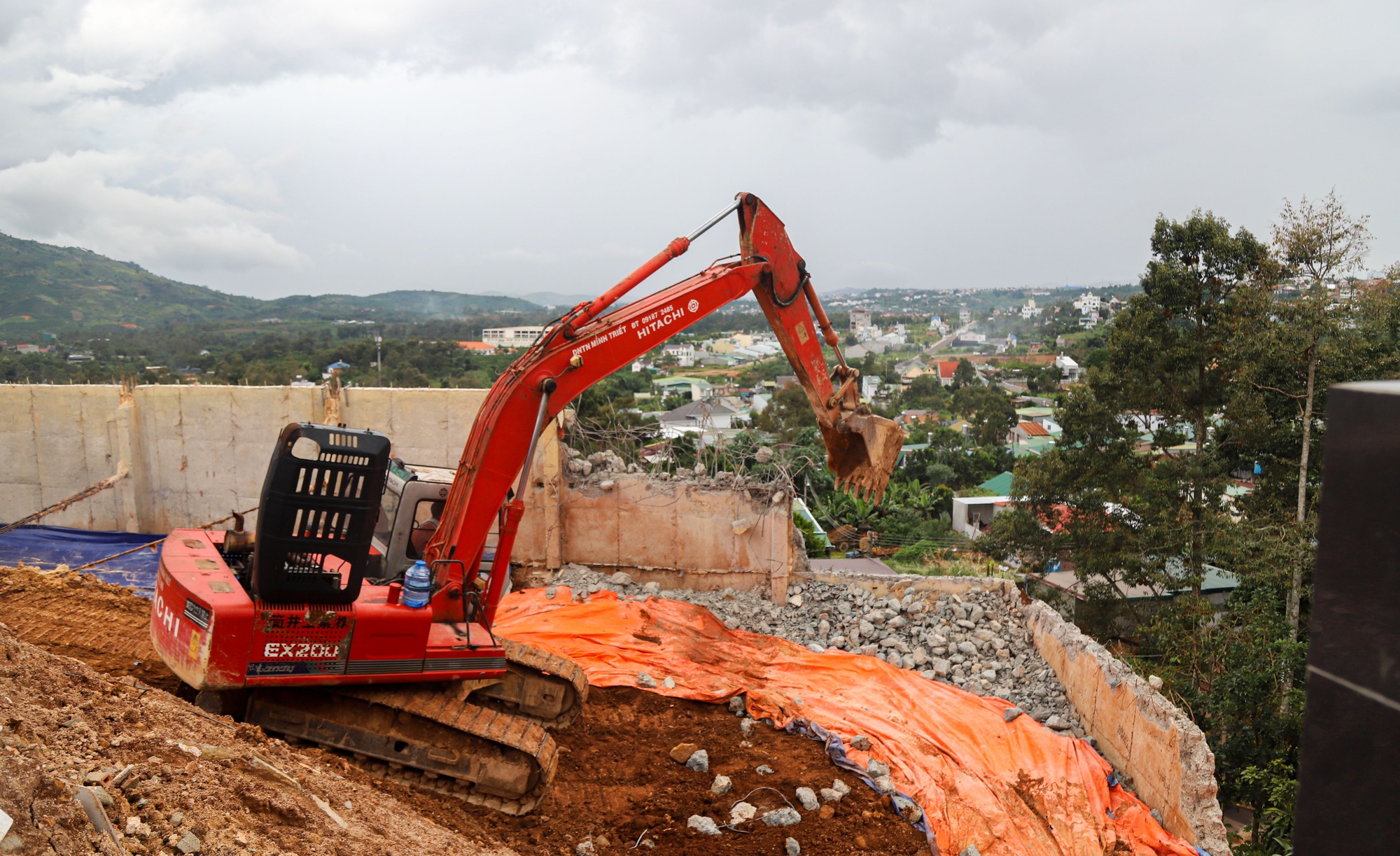 Chủ bờ taluy cao 18m không phép ở Bảo Lộc bị phạt 45 triệu đồng - Ảnh 1. Chủ bờ taluy cao 18m không phép ở Bảo Lộc bị phạt 45 triệu đồng - Ảnh 1.