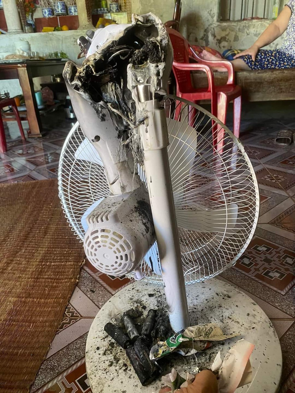 Mua quạt năng lượng mặt trời tiết kiệm điện, người dùng tá hỏa bởi sự cố bất ngờ - Ảnh 3. Mua quạt năng lượng mặt trời tiết kiệm điện, người dùng tá hỏa bởi sự cố bất ngờ - Ảnh 3.