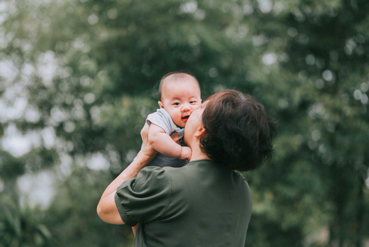 Nhờ mẹ vợ lên trông cháu, bà nhất định đòi trả lương khiến tôi cạn lời - Ảnh 1.