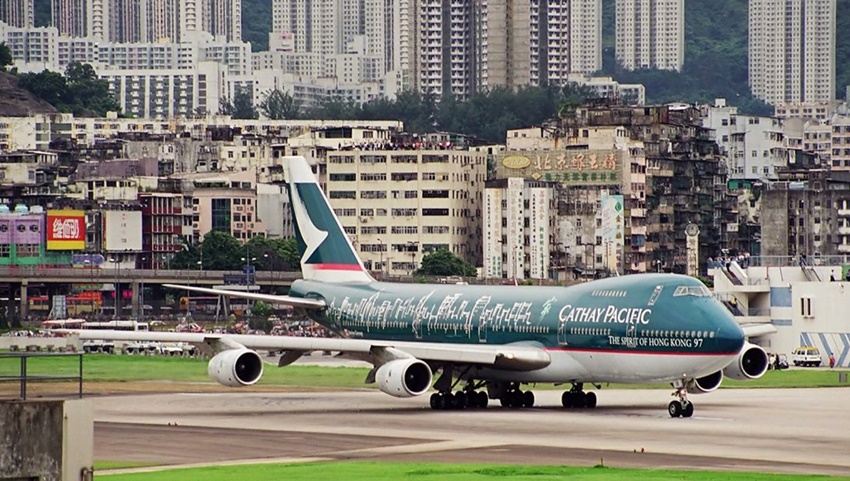 Cảnh tượng ngoạn mục ở sân bay khó hạ cánh nhất quả đất: Máy bay &quot;sượt qua đầu&quot; là chuyện thường, có lúc quá đà lao cả xuống biển - Ảnh 5.