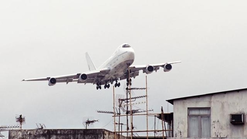 Cảnh tượng ngoạn mục ở sân bay khó hạ cánh nhất quả đất: Máy bay &quot;sượt qua đầu&quot; là chuyện thường, có lúc quá đà lao cả xuống biển - Ảnh 6.