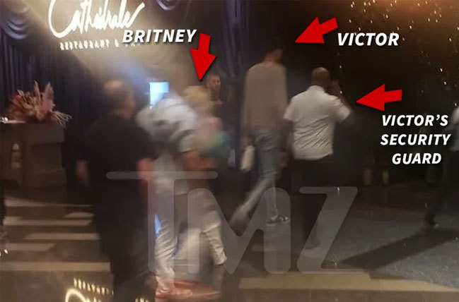 Britney Spears bị vệ sĩ của sao bóng rổ tát - Ảnh 2.