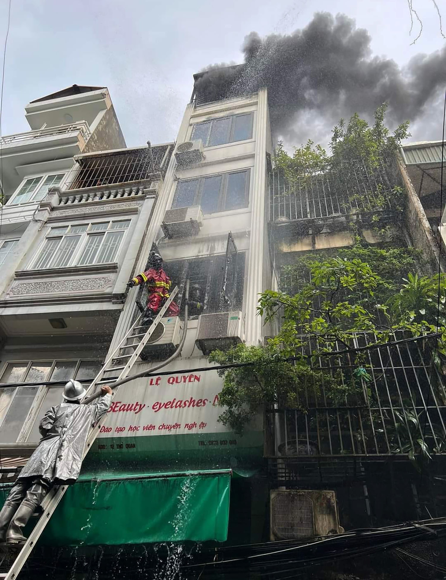 Cháy nhà 6 tầng ở Hà Nội: Cảnh sát PCCC kiệt sức sau 5 giờ lăn xả dập lửa - Ảnh 2.